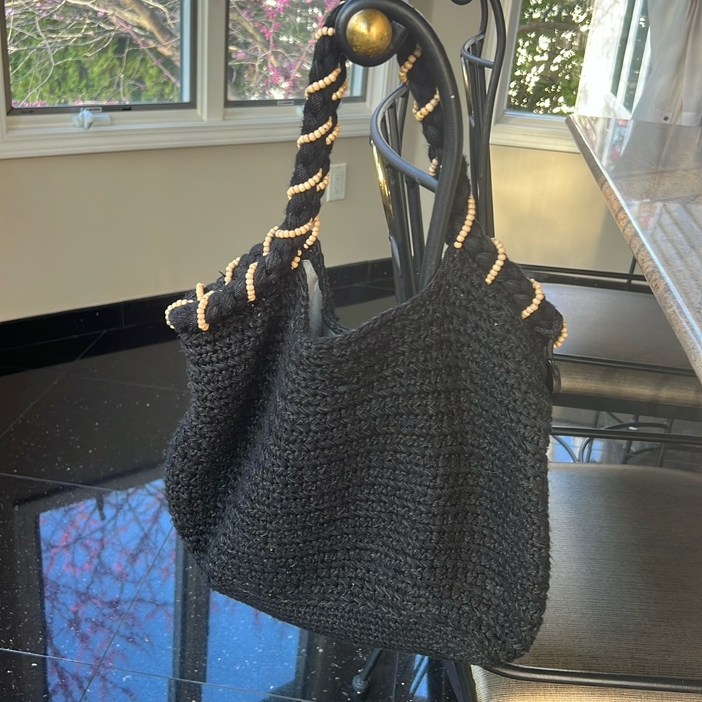 Knitted bag with magnetic closure and zippered inside pocket